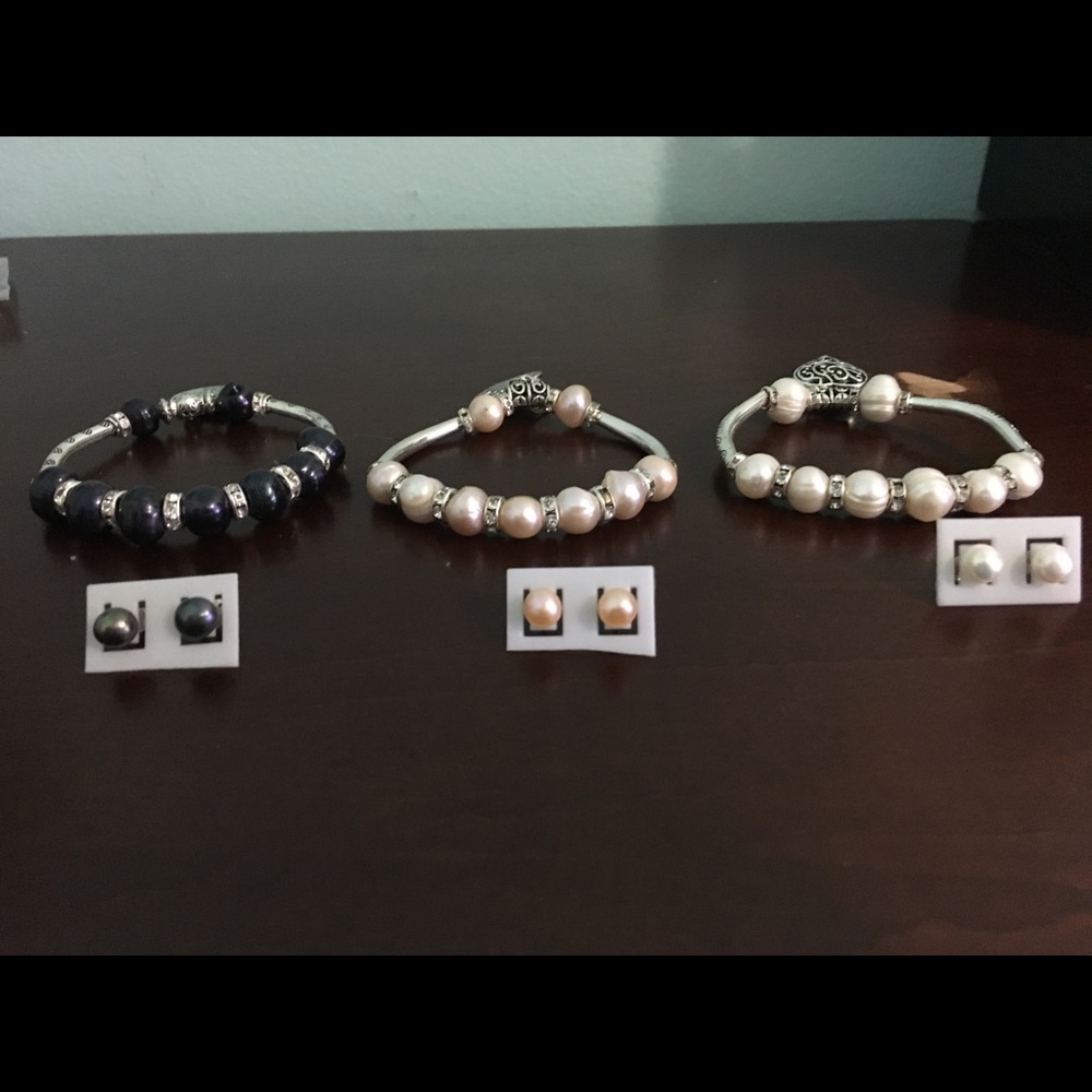 Fresh water pearls earrings and bracelet